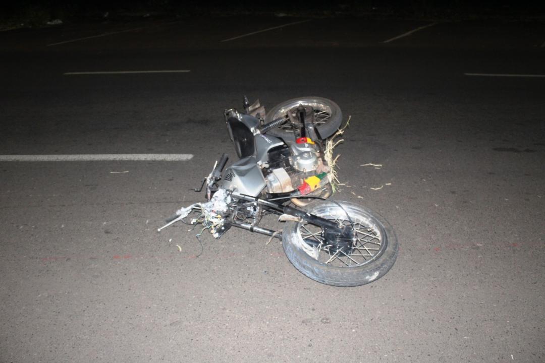 Foto 2 de 11 — Dois jovens morrem após moto bater violentamente em poste